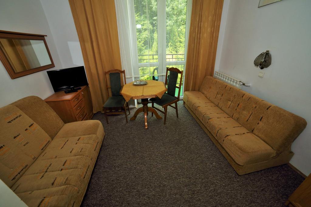 Domy Wczasowe Tryumfy Acomodação com café da manhã Krynica Zdroj Quarto foto